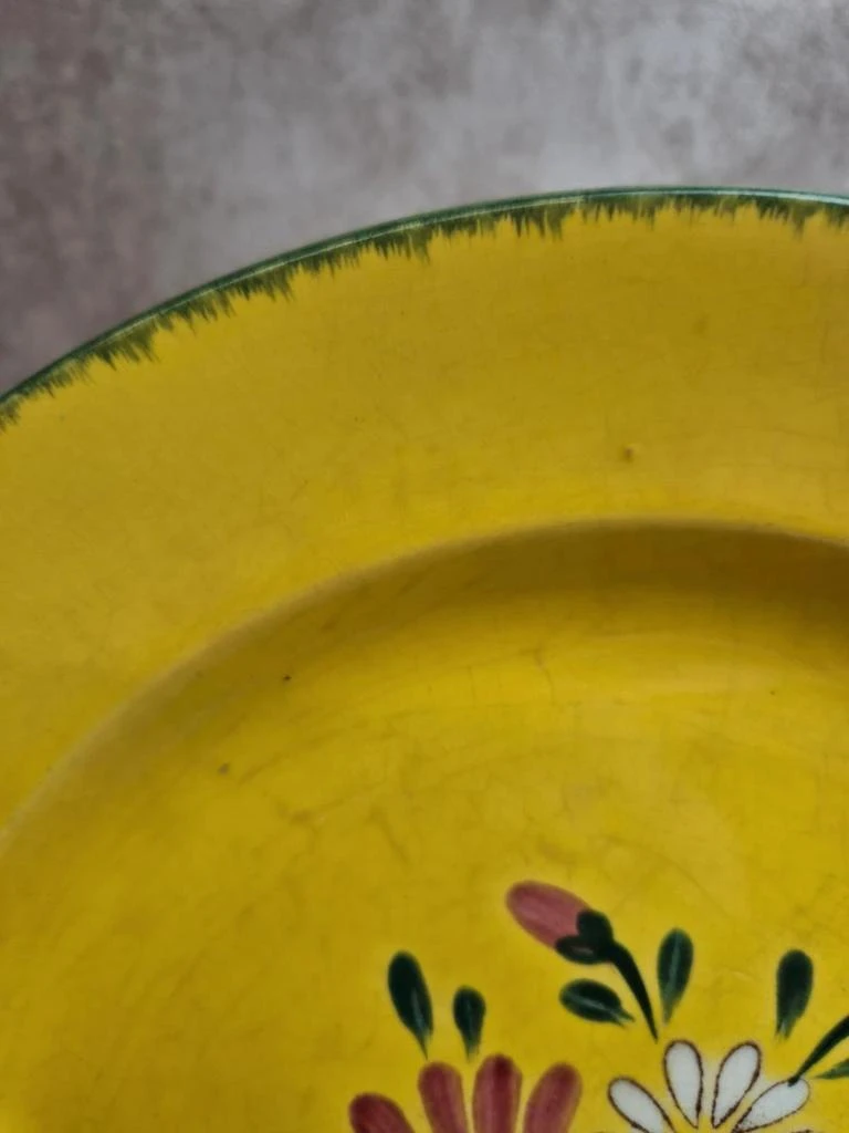 Plato grande redondo Nidervillier amarillo con decoración floral – photo 2